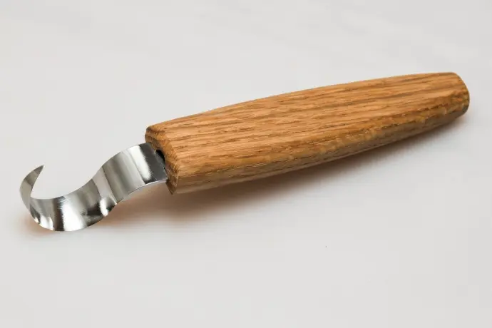 BOIS PAR BEAVERCRAFT / COUTEAU A CROCHET DANS UNE GAINE CUIR 185 mm MANCHE CHENE