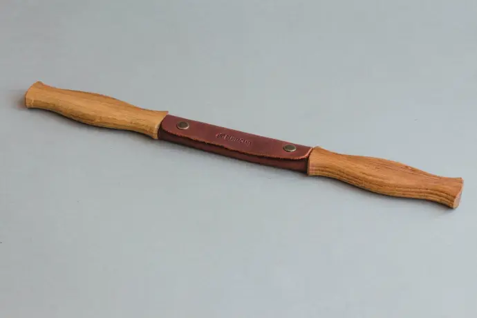 BOIS PAR BEAVERCRAFT / COUTEAU AVEC MANCHE EN CHENE DANS UNE GAINE EN CUIR 120 mm