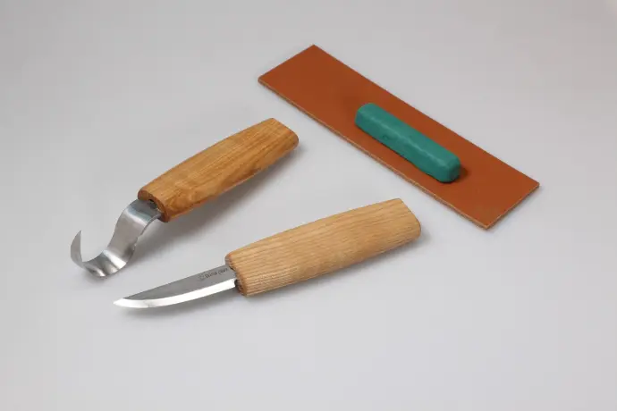 BOIS PAR BEAVERCRAFT / SET DE SCULPTURE A CUILLERE POUR DEBUTANT (2 COUTEAUX + ACCESSOIRES)