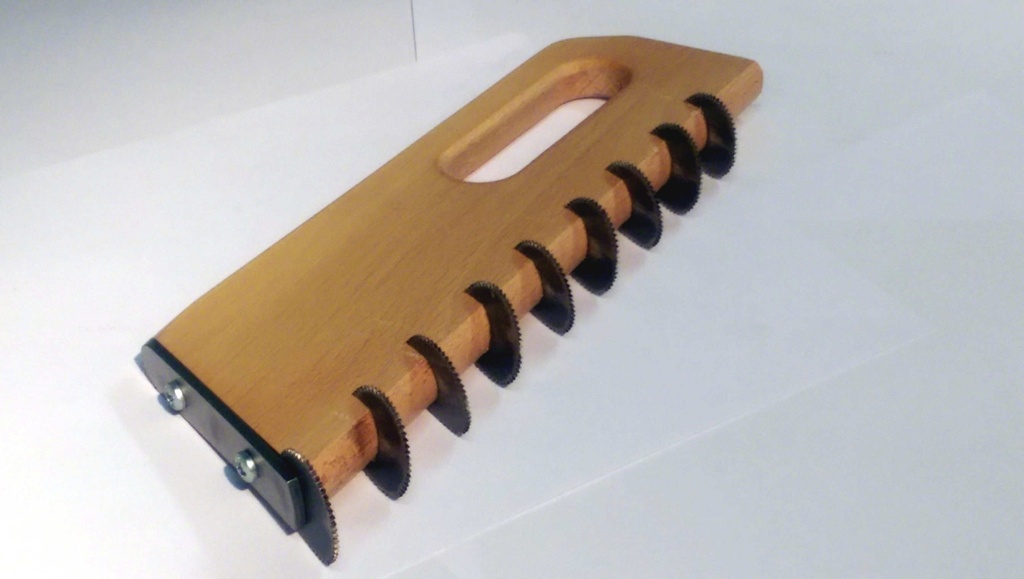 J/CHEMIN DE FER OREILLARD A DENTS