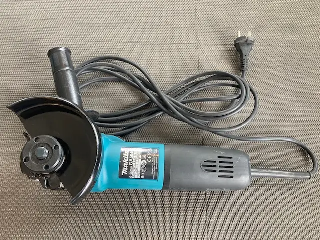 DESTOCKAGE / MAKITA * MEULEUSE D125 mm 1400 W 12000 T/mn ref 9565CR - GA5040R