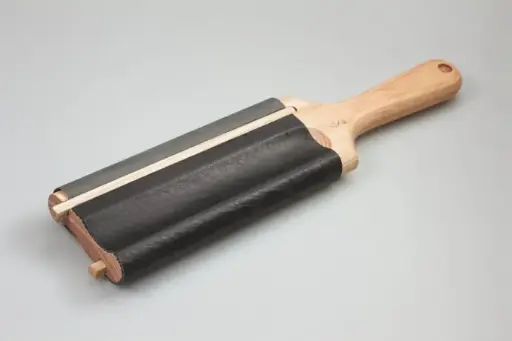 [LS5P1] BOIS PAR BEAVERCRAFT / PADDLE STROP EN CUIR DOUBLE FACE POUR CUILLERE AVEC COMPOUND DE POLISSAGE P1